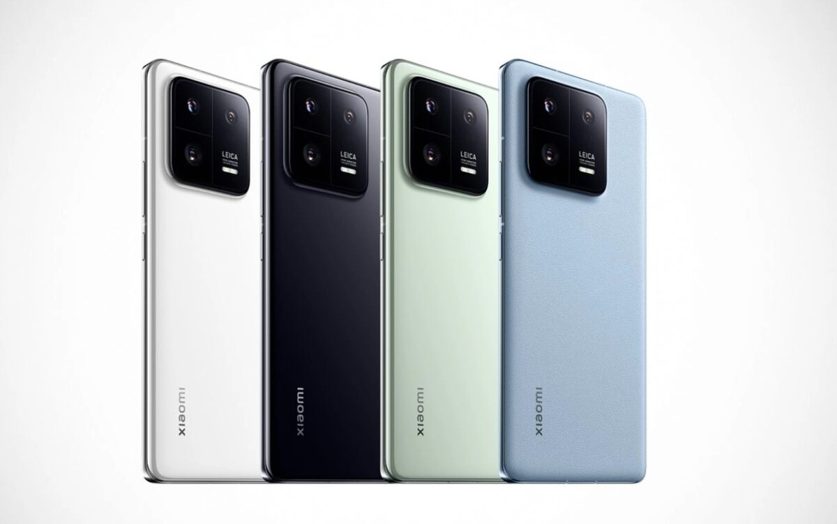 На задней панели находится квадратный модуль камеры