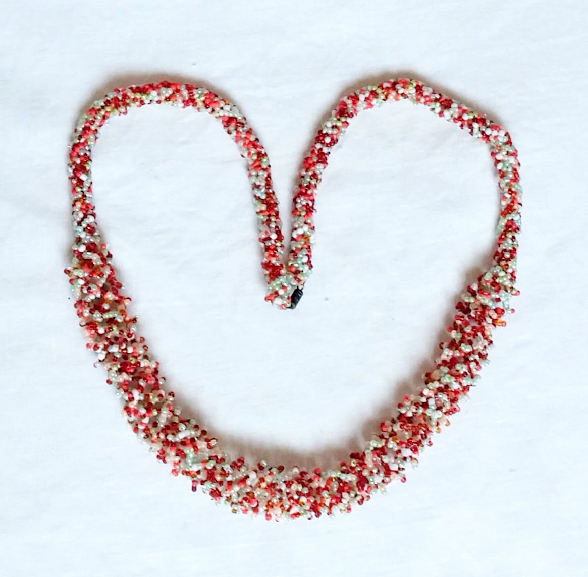 Например это колье мне подарила, именно подарила, а не продала пожилая женщина, живущая в мягко говоря не туристическом месте на краю пустыни. Она такие плетёт, потом сдаёт специальному человеку и тот ездит в ближайший город - продавать их туристам. А тут я сама оказалась у них в гостях и по такому случаю получила подарок как гость. И эта вещь мне нравится и очень дорога. 