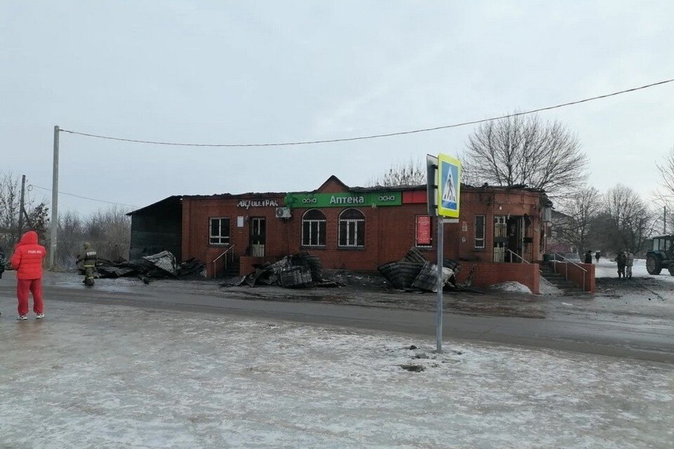     На тушение магазина в селе Ижевское пожарный расчет добирался целый час. Но пожарных поблагодарили за работу. Фото Андрея Меркунова.