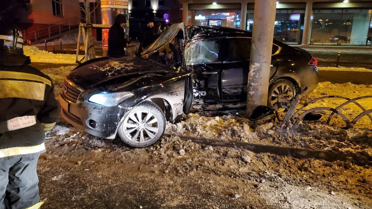     Жуткое дорожно-транспортное происшествие произошло сегодня ночью на перекрестке улиц Максима Горького — Республики. В дорожное ограждение врезался водитель легкового автомобиля Infinity. Фотографии аварии опубликованы в социальных сетях.