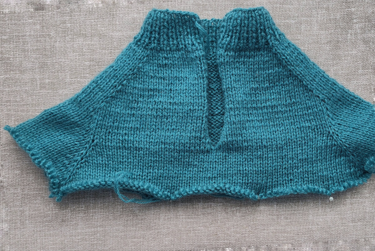 Подрез рукава у реглана сверху. Подрез реглан сверху спицами. Подрез рукава в реглане сверху спицами. Реглан подрез. Подрез рукава у реглана сверху.