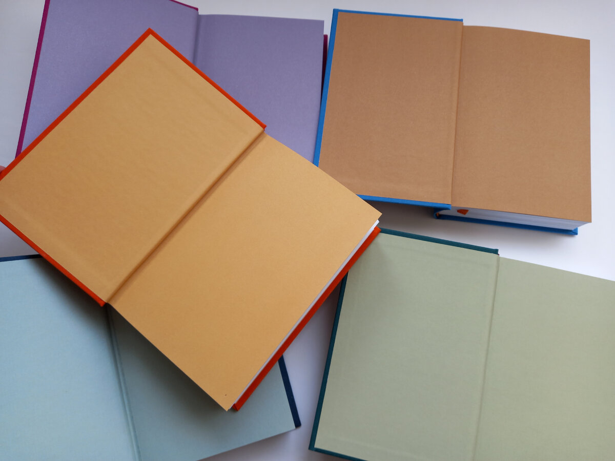 Разноцветные форзацы томиков из серии "Малая классика Речи".