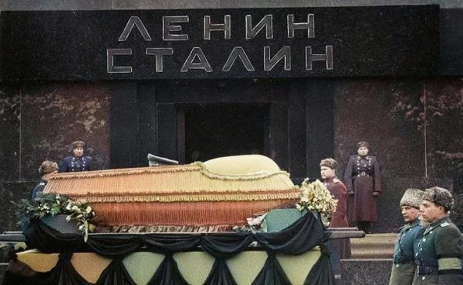 Великое прощание. Похороны Сталина 1953. Сталин Иосиф Виссарионович похороны Сталина. Мавзолей Ленина Сталина 1953.