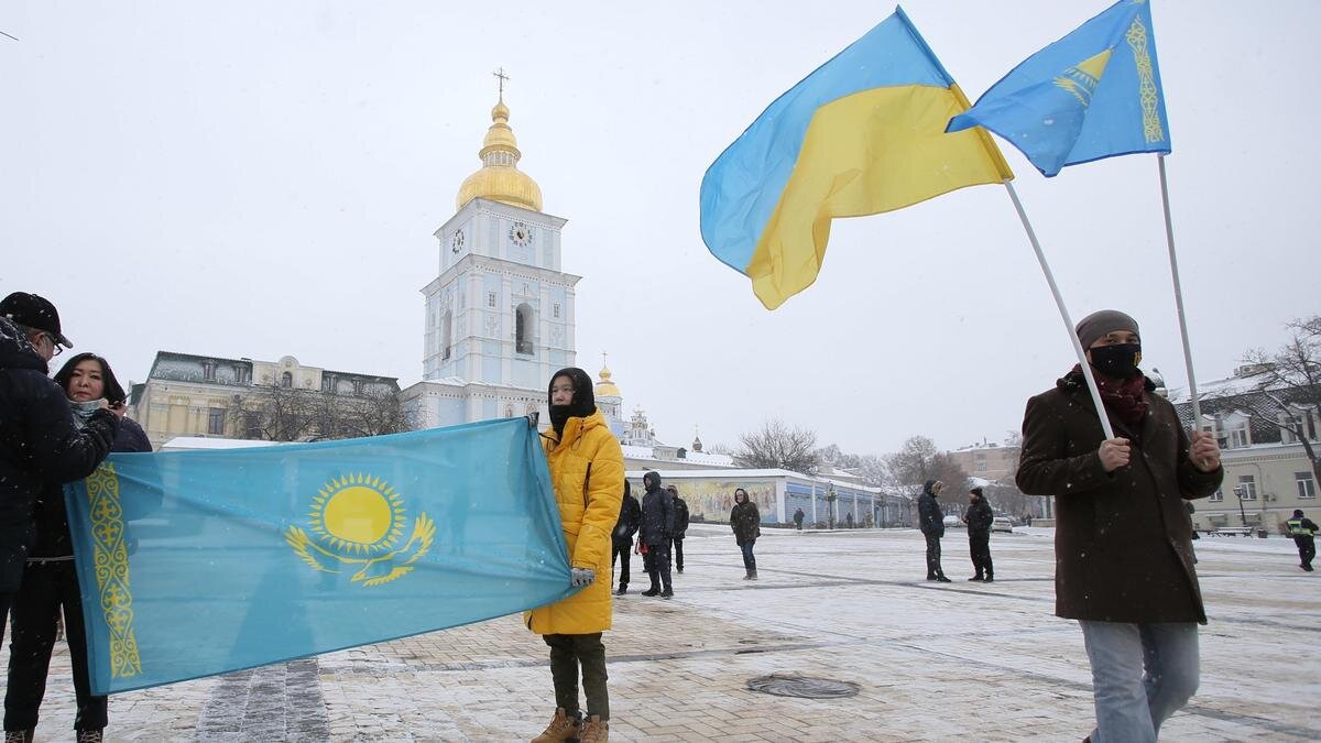    Флаги Казахстана и Украины:Stringer/Anadolu Agency/Getty Images