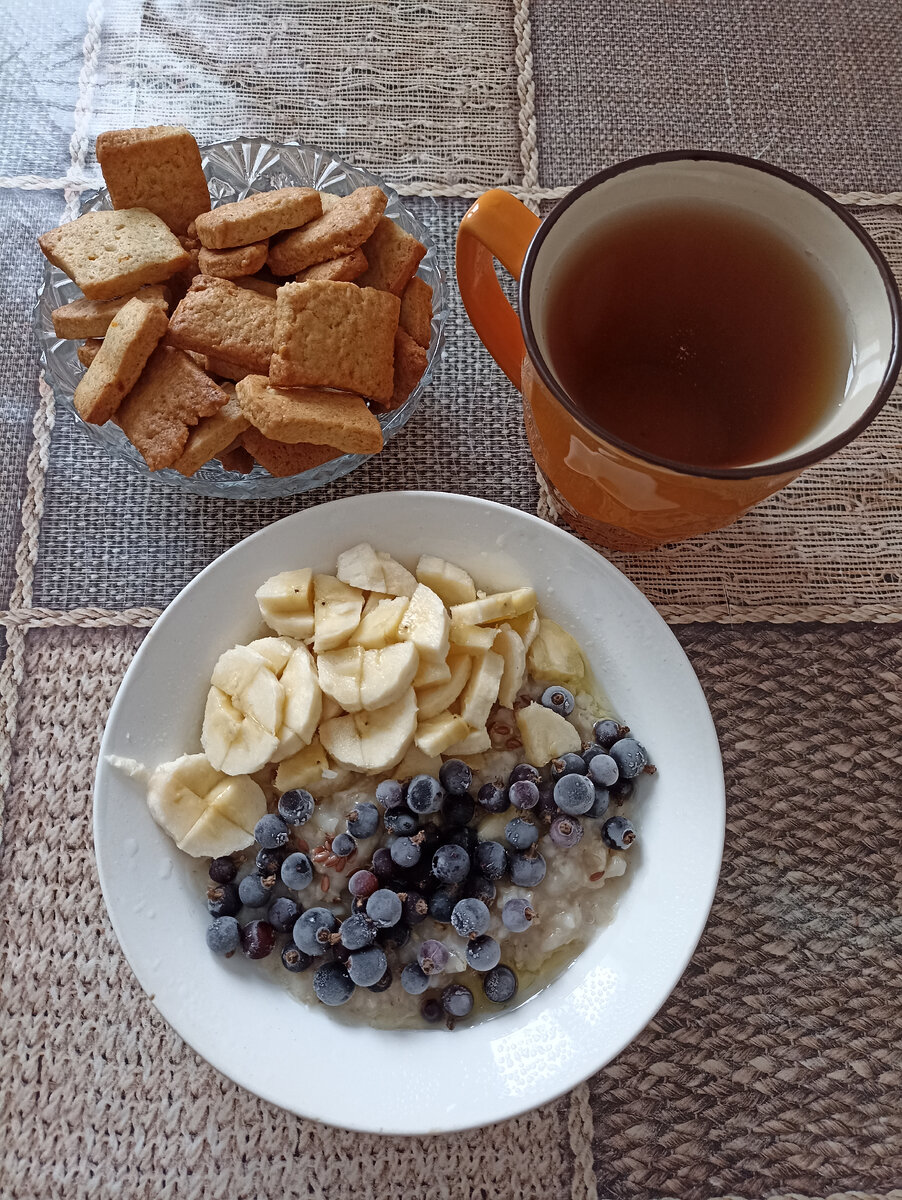 Овсяная каша с бананом и смородиной. 