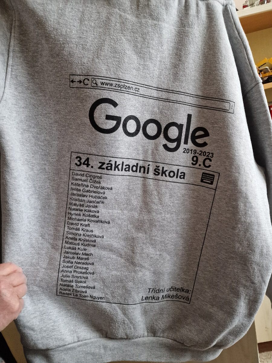 А такую кофту заказали все одноклассники моего племянника. Тут список класса и имя классного руководителя. Прикольная идея на память