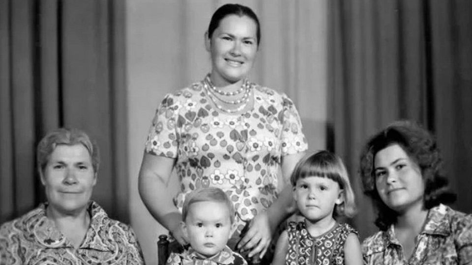 Нина Усатова с семьей