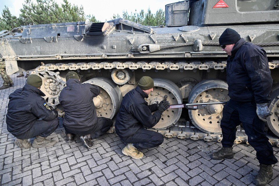     Обучение украинских танкистов на полигоне на юге Британии.  REUTERS