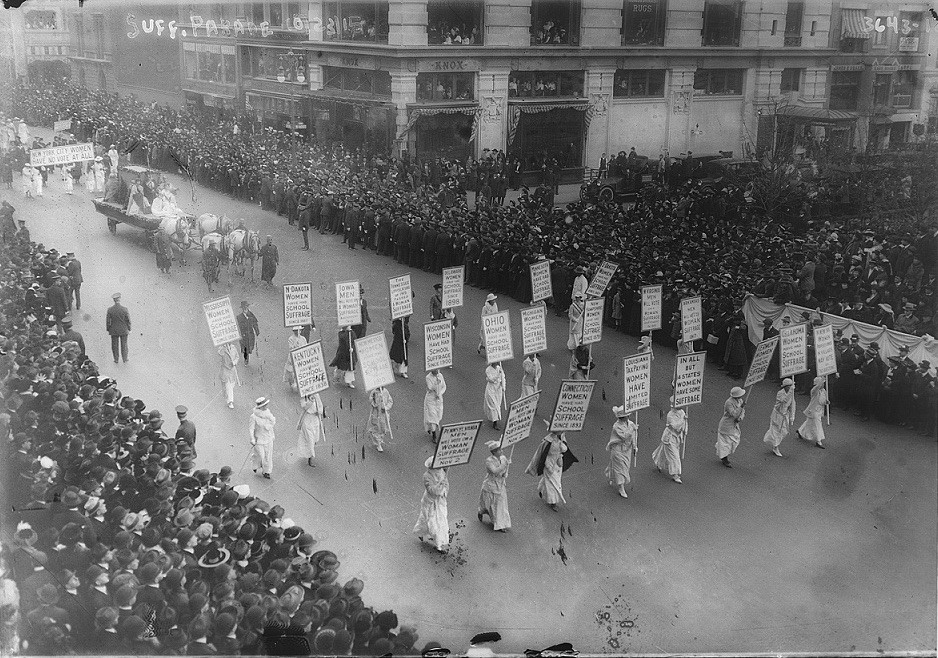    Марш суфражисток в Нью-Йорке, 1915 годboweryboyshistory.com