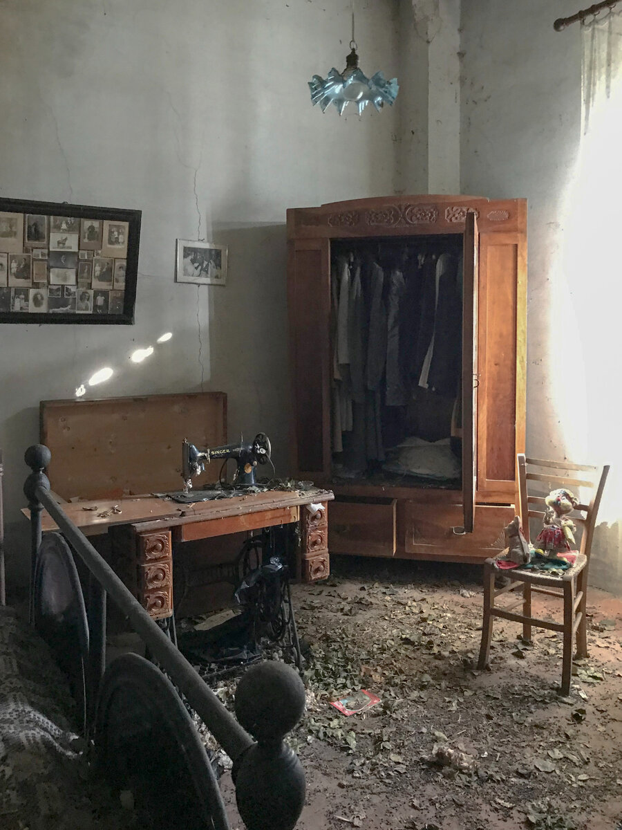 Am intrat într-o casă abandonată de sat și nu mă așteptam să găsesc acolo o capsulă a timpului.  Totul este la locul lui: de la mobilier la ochelari lustruiti