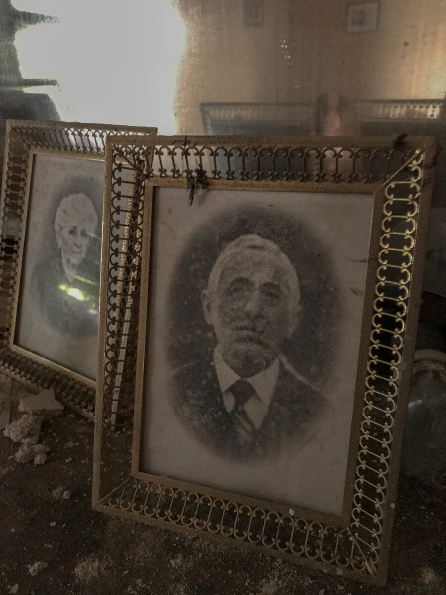 Am intrat într-o casă abandonată de sat și nu mă așteptam să găsesc acolo o capsulă a timpului.  Totul este la locul lui: de la mobilier la ochelari lustruiti