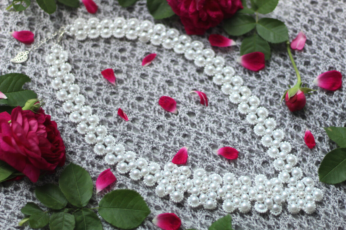 Это самое колье - круглые белые бусины, чешский бисер, металлическая фурнитура. Ручная работа