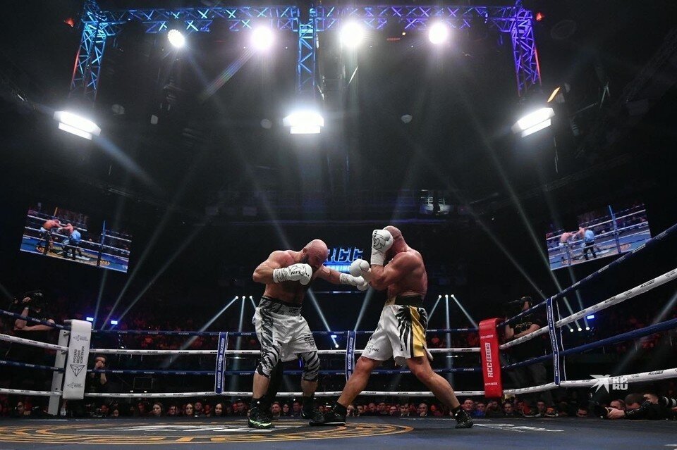     Магомед Исмаилов победил Ивана Штыркова в поединке по правилам бокса Алексей БУЛАТОВ