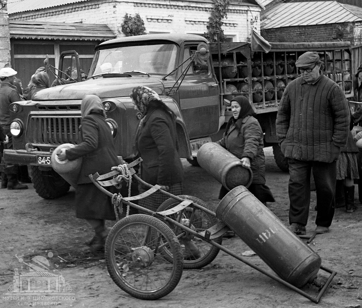 Ижевское: сезонный матриархат. Фотографии Ивана Филатова и Владимира  Симакина к 8 Марта | Дом Филатова | Дзен