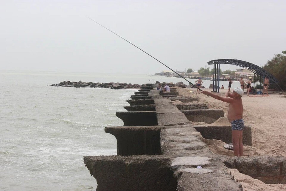     Вечерами у морских берегов собираются любители порыбачить Никита МАКАРЕНКОВ, Павел ХАНАРИН