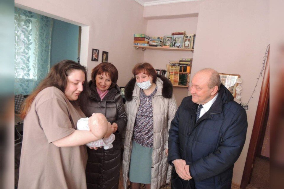     Также он привез Ольге, ее старшей дочери Маше и малышке Саше гостинцы и постельный комплект. Фото: страница главы Кувандыкского округа Виктора Паукова