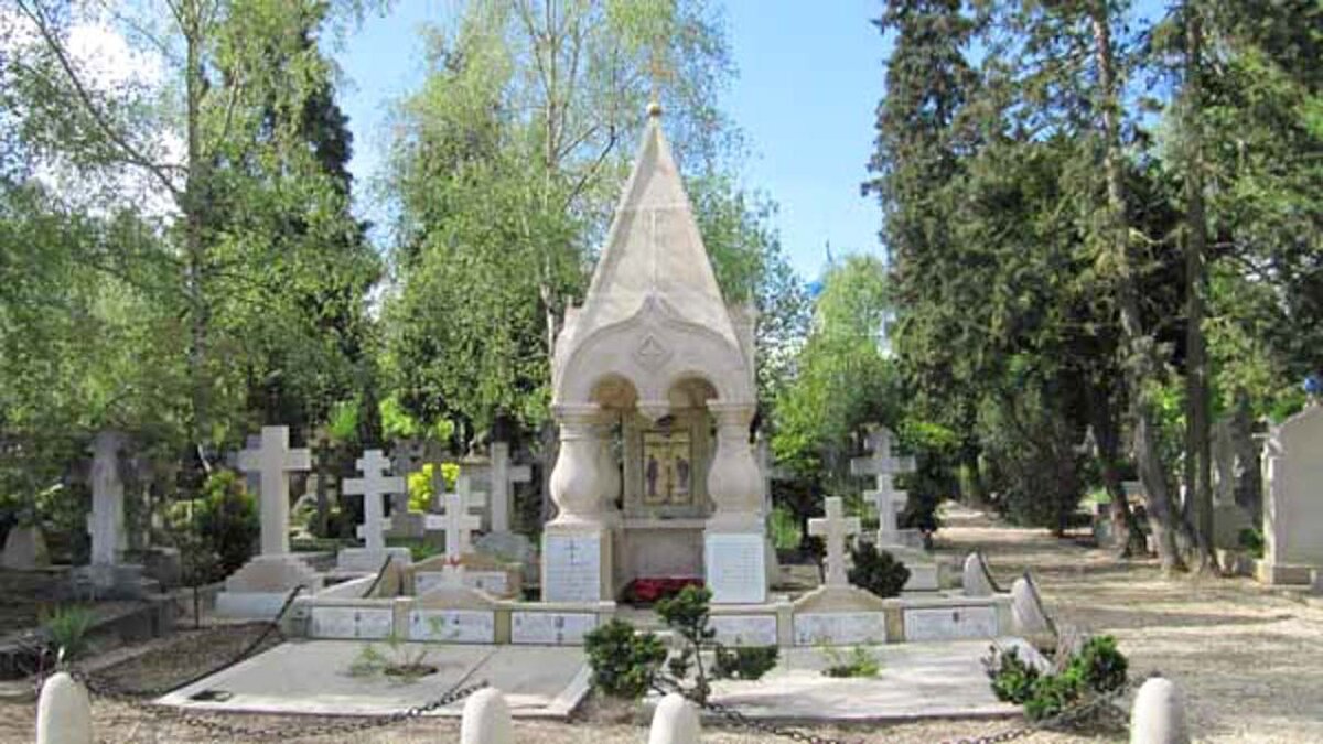Кладбище сент женевьев де буа малинин. Русское кладбище в Париже сен Женевьев де Буа.
