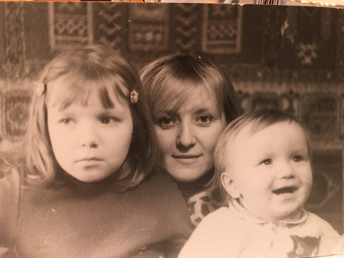 мама, я и брат. мне 9 лет, брату 1.5 года.