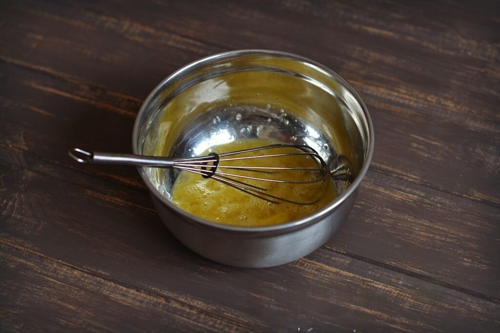 Яйца взбить венчиком