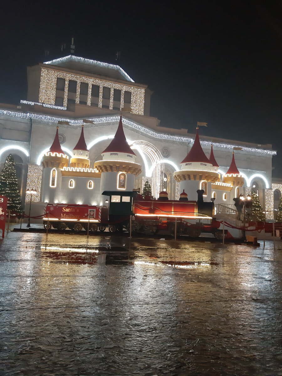 На Площади Республики зона с паровозиком, оленями, санями и другими красочными объектами