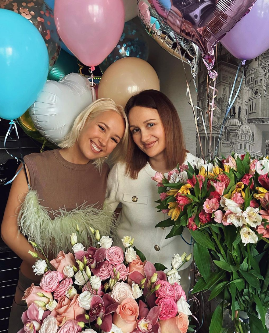«Как сестры!»: Клава Кока поделилась редкими фото с мамой | МУЗ-ТВ | Дзен