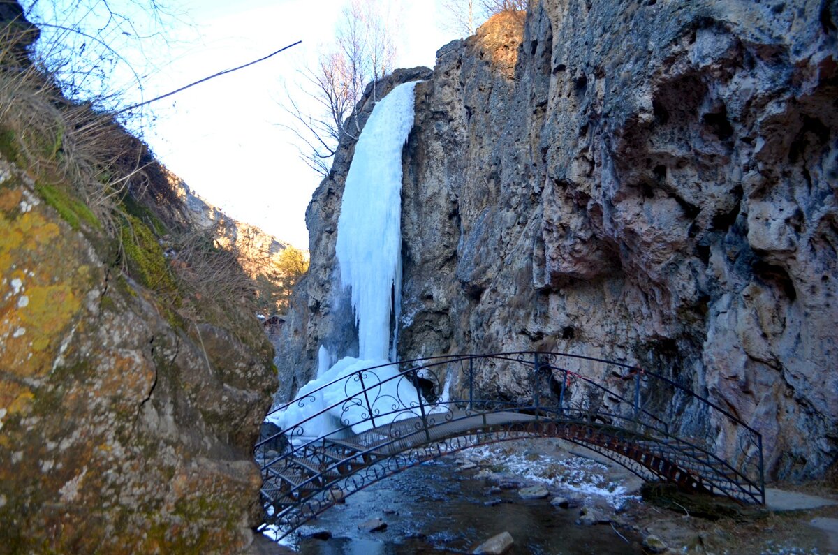 Живописный туристический объект неподалеку от Кисловодска - т.н. Медовые водопады. Зимой особенно колоритен с колоннами застывших водопадов.-2