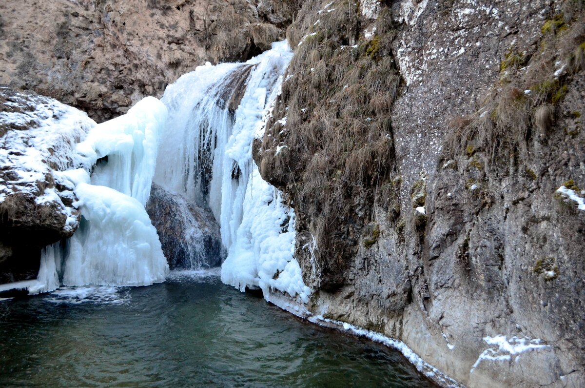 Живописный туристический объект неподалеку от Кисловодска - т.н. Медовые водопады. Зимой особенно колоритен с колоннами застывших водопадов.