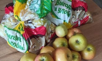 Для консервации нужно отобрать целые яблоки (отлично подойдет белый налив), желательно брать не полностью созревшие, слегка зеленые. Подпорченные, придавленные, с отверстиями не подойдут, они могут только испортить компот. Яблоки хорошо моем и удаляем хвостик.