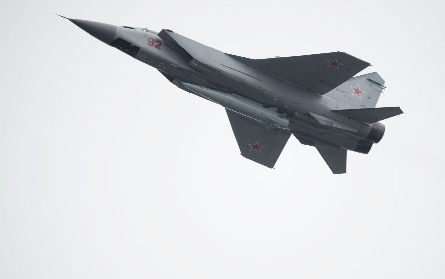    Истребитель-перехватчик МиГ-31К с гиперзвуковой ракетой «Кинжал» © Андрей Станавов/РИА Новости