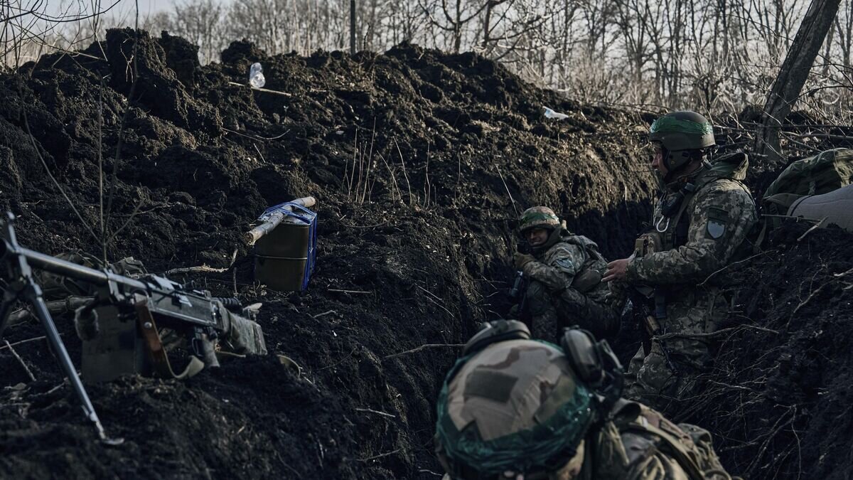    Украинские военные в районе Артемовска (Бахмута)© AP Photo / Aris Messinis