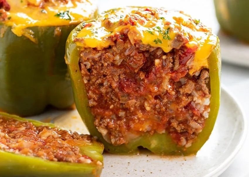 Перец фаршированный мясом и рисом в духовке. Фаршированный перец с гречкой. Запеченные фаршированные перцы. Перец фаршированный в духовке половинками. Перец фаршированный куриным филе.