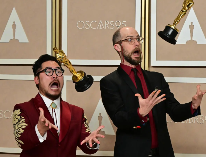 Дэн Кван и и Дэниел Шайнерт на церемонии вручения премии «Оскар» в 2023 году. Из открытых источников Интернета