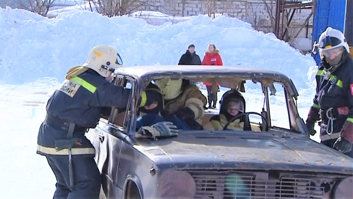    Ликвидацию последствий ДТП отрабатывают югорские пожарные на учениях