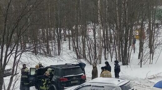     В Петрозаводске рядом с детским садом загорелся автомобиль, о чем сообщили в районной группе в социальной сети.