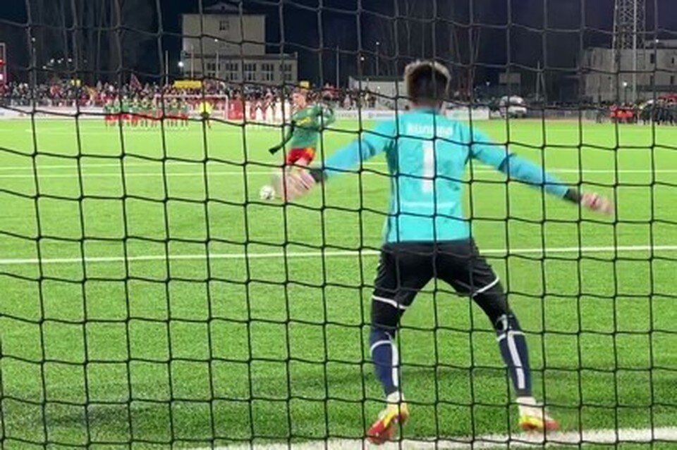     Голкипер "Акрона" Сергей Волков стал героем и матча, и серии пенальти. Фото: скрин видео