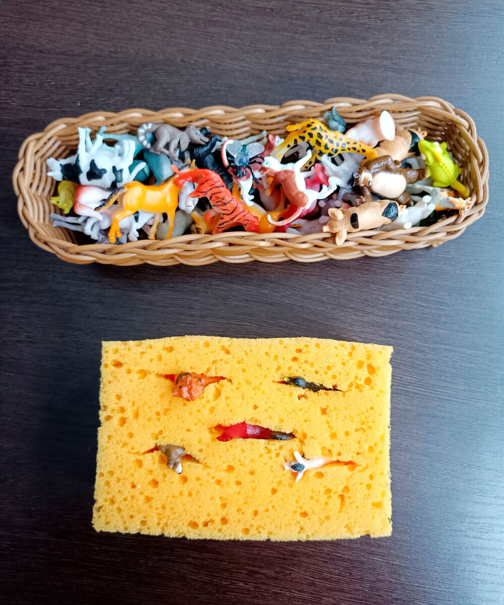 У меня игрушки из из Киндеров и из готовых наборов животных. Фигурки можно засунуть поглубже. 