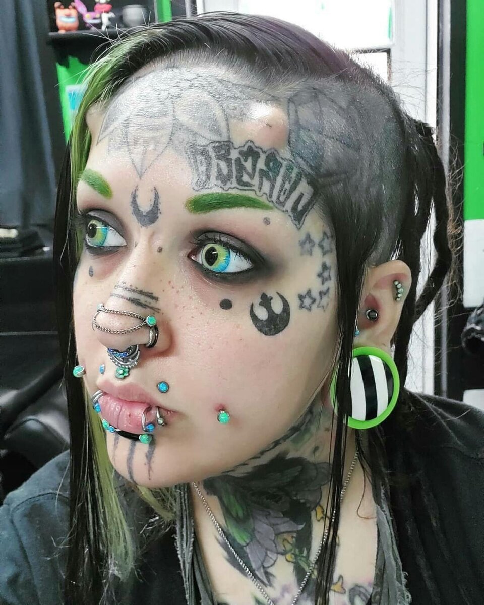 Люди с татуировками на лице — кто они?