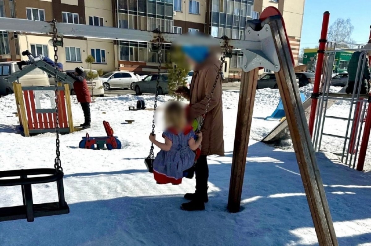    Женщина и ещё один ребёнок были тепло одеты.