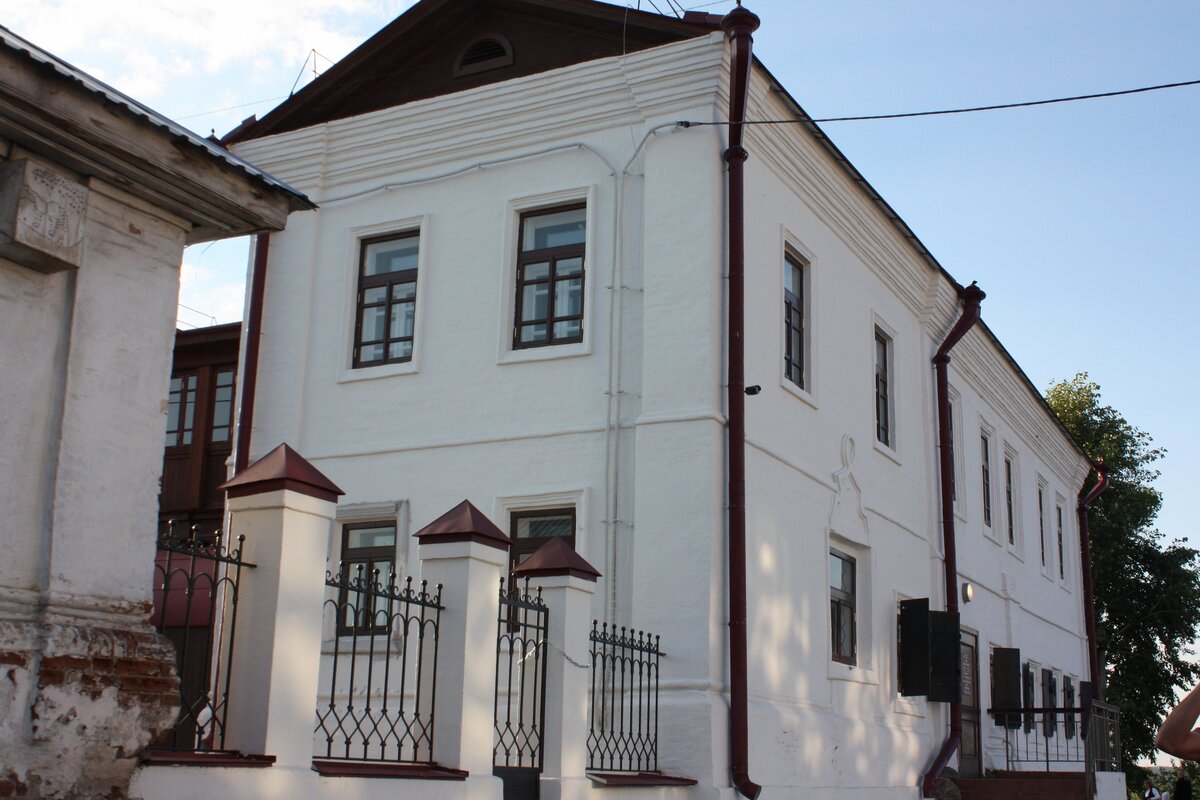 Сейчас в здании бывшего приюта расположен городской архив