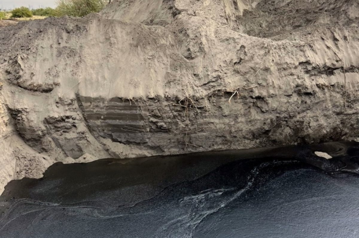    Нефтяное озеро образовалось на юге Волгограда из-за слива отходов на почву