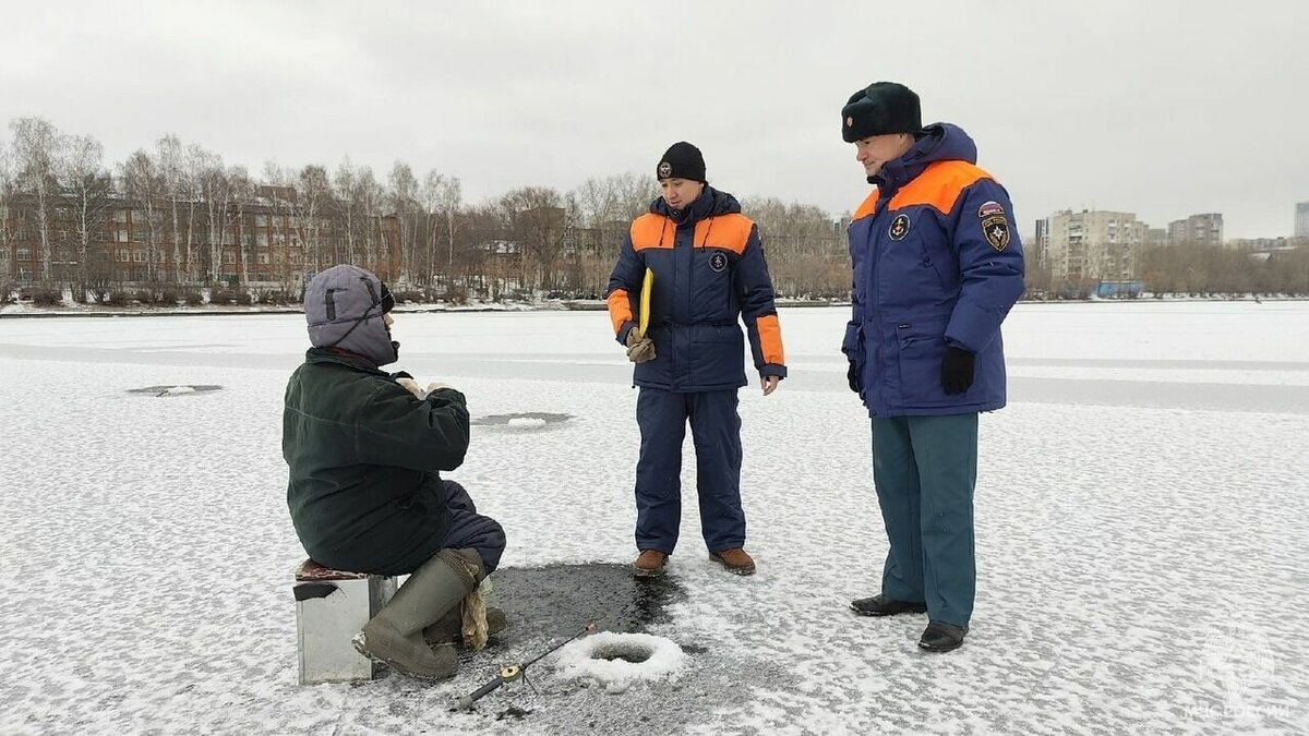     На водоемах Удмуртии начал подтаивать лед, на реке Кама уже появились полыньи.