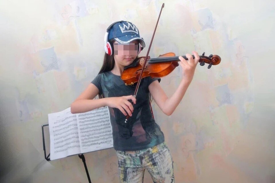     Девочка талантливо играла на скрипке, а в школе училась на одни "пятерки". Фото: СОЦСЕТИ