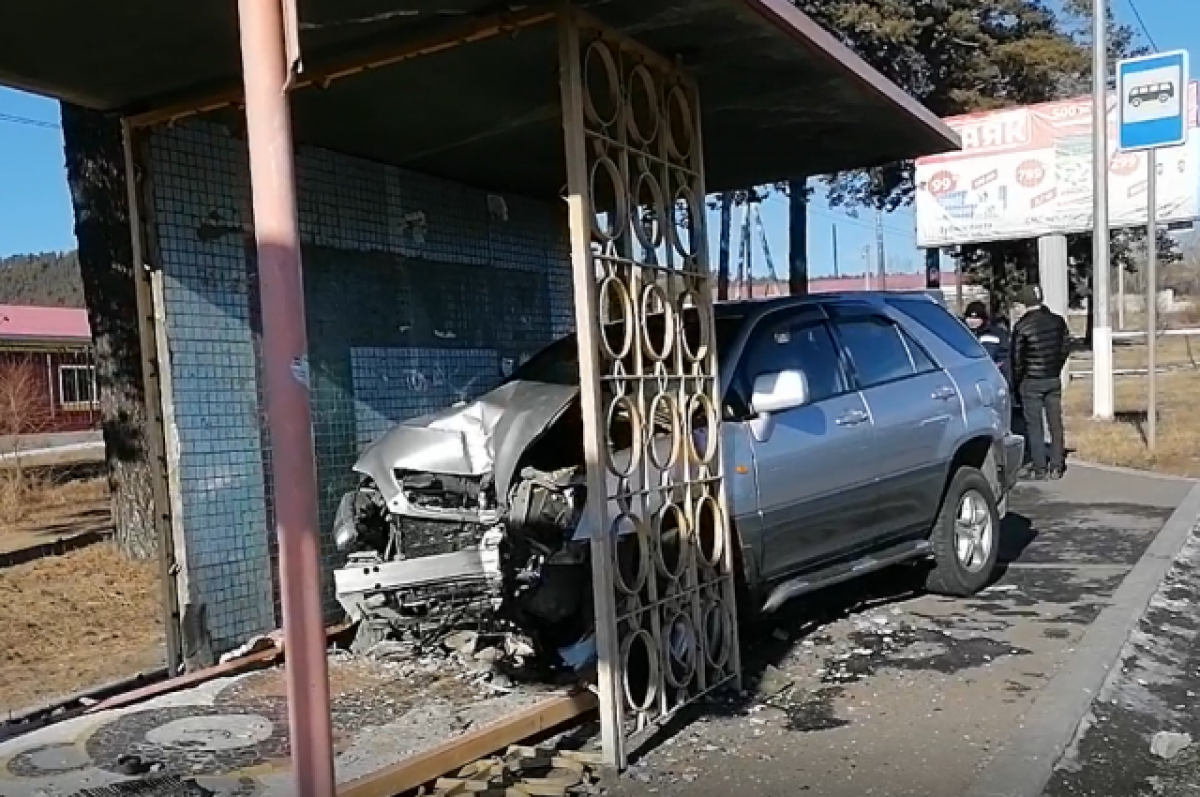    Остановка в Чите может обрушиться после ДТП с кроссовером