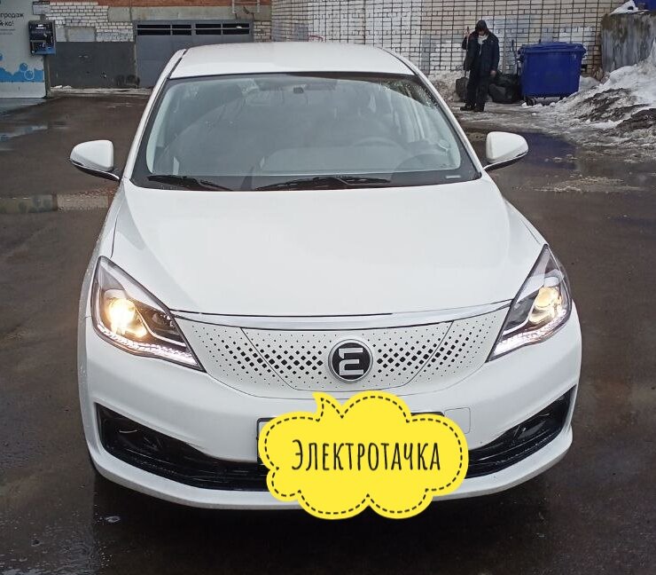 Это Evolute i-pro. Его взял в аренду коллега без опыта работы в такси за 3000 в сутки.