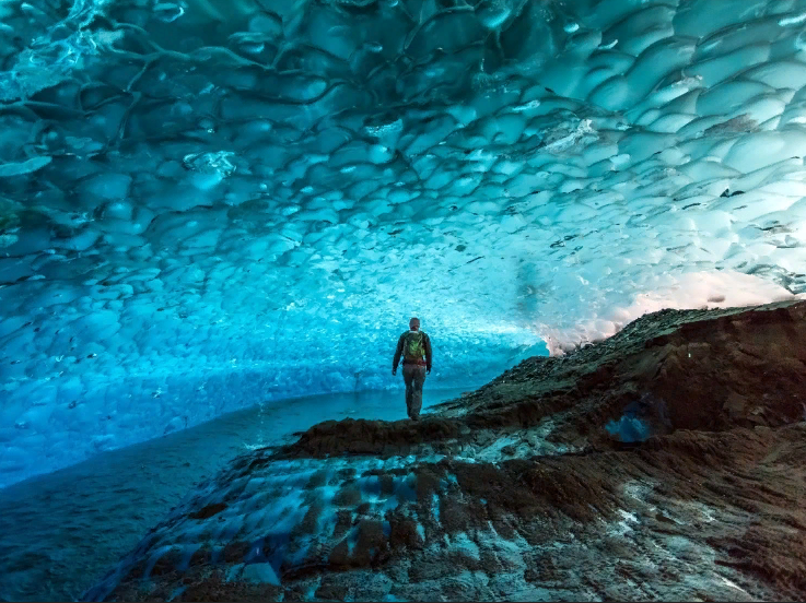 Невероятное красивое видео. Ледяные пещеры Менденхолл, Аляска. Пещеры ледника Менденхолла Аляска. Необычные места. Удивительные места планеты.