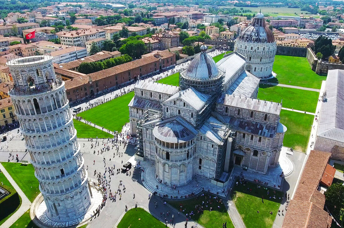 Пизанская башня приобрела наклон ещё в начале строительства в 1173 году.