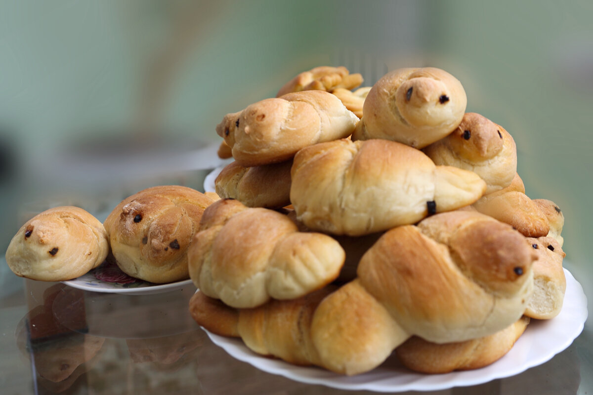 Жаворонки праздник в 2021. С праздником сороки , сорок сороков. Птички из теста. Жаворонки в 2024 году какого числа. Печь жаворонков.