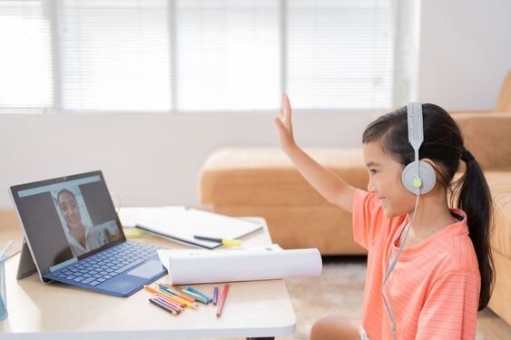 заниматься с помощью игр и развлечений