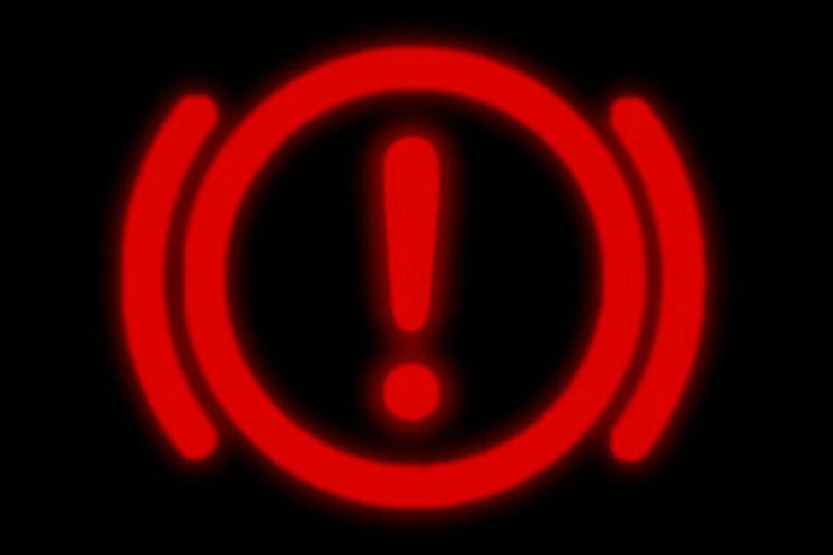 Значок, при котором стоит немедленно остановить автомобиль и с помощью эвакуатора отправиться в сервисный центр.