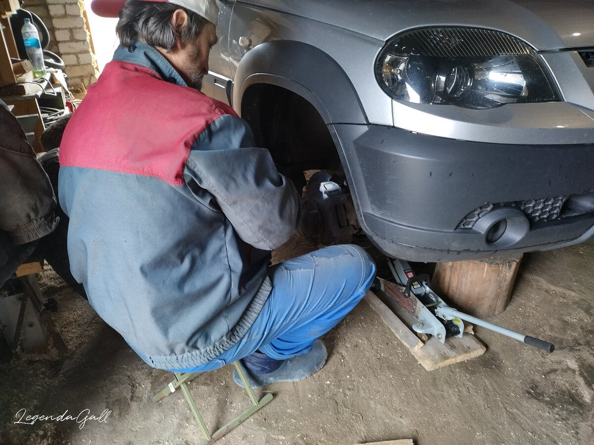 Не просто так, с фонариком рассматривает ))